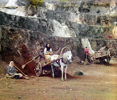 バカルスキー鉱山で働く：1910年、ロシア帝国、ウラル山脈のバカリーの丘の鉄鉱山で働いていたシャベルと馬車のある家族 作： Sergey Prokudin Gorsky