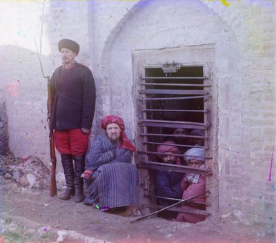 ジンダン（中央アジアの伝統的な監獄の穴）と制服を着た警備員（ブハラの場合 作： Sergey Prokudin Gorsky