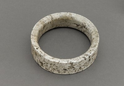 ブレスレット（ヒスイ） 作： Shang Dynasty Chinese School