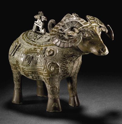 儀式用のラム型ワイン容器、ゴング（ブロンズ） 作： Shang Dynasty Chinese School