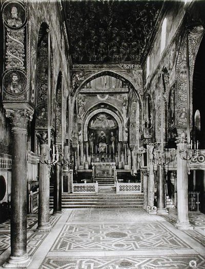 身廊の内観（モノクロ写真 作： Sicilian School