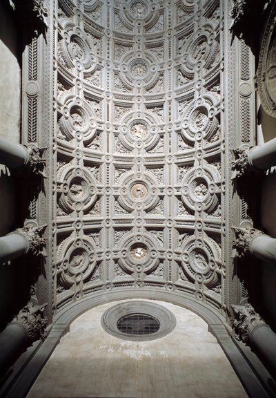 シモーネ・デル・ポライオーロ・ディット・イル・クロナカ（1457-1508）が実現した教会の前庭のアーチ型天井の内観（シモーネ・デル・ポライオーロによる前庭のアーチ型天井）。 作： Simone del  Pollailo