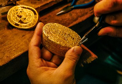 スペインの難破船から出土した金のフィリグリー（銀線細工）の箱を修理。 作： Sisse Brimberg