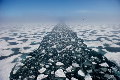 ヒンローペン海峡の北極圏の風景、ノルウェー、2022年（写真）。 作： Sisse Brimberg