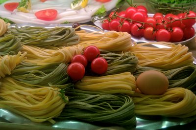 フランス、パリ：公道上の陳列ケースに入ったパスタ（2022年）（写真 作： Sisse Brimberg