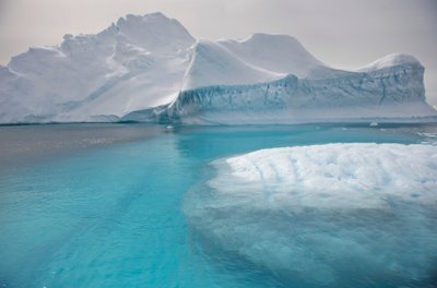 2022年、南極半島に浮かぶ氷山（写真）。 作： Sisse Brimberg