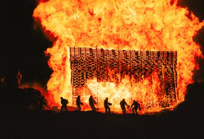 アイスランドの人々はバイキングスタイルで夏至祭を祝う。 作： Sisse Brimberg