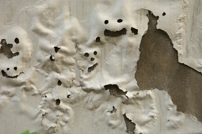 イタリア, トスカーナ, フィレンツェ, 風化した壁に描かれた笑顔の幽霊の顔, 2022年（写真） 作： Sisse Brimberg