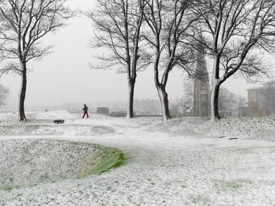 吹雪の中、コペンハーゲンの要塞を歩く一人の人物（デンマーク、2022年）（写真）。 作： Sisse Brimberg