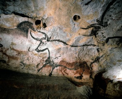 石灰岩の洞窟壁に描かれた雄牛、鹿、馬の旧石器時代の芸術、フランス、ラスコー、2022年（写真）。 作： Sisse Brimberg