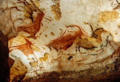 先史時代の画家たちが、フランス、ラスコーにある軸の回廊の天井に、たくましい馬を描いた。 作： Sisse Brimberg