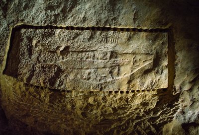 先史時代の洞窟彫刻にはサケが描かれている。 作： Sisse Brimberg