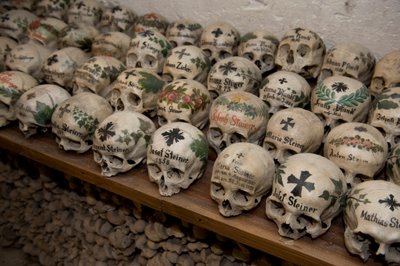 2022年、オーストリア、ハルシュタット、1720年から1995年までの「骨の家」にある600の頭蓋骨の一部（写真）。 作： Sisse Brimberg
