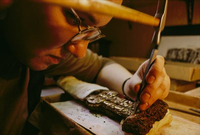 スキタイの鉄製短剣の腐食を除去するスヴェトラーナ・ブルシュネワ（2022年）（写真）。 作： Sisse Brimberg