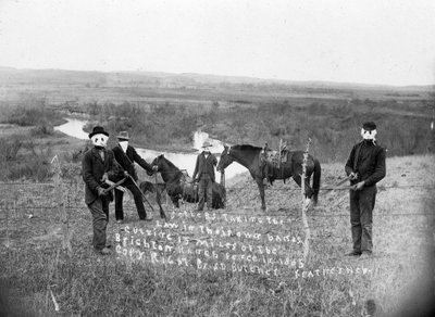 1884年から1885年にかけてのネブラスカでの「有刺鉄線戦争」。有刺鉄線による区画整理に反対して農民から土地を奪おうとする牧場主たち - 写真：ソロモン・D・ブッチャー 作： Solomon D. Butcher