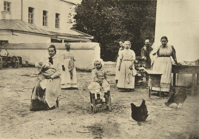 ロシア、トゥーラの近くにあるレオストルストイズの家、ヤスナヤポリヤナの中庭でジャムを作る、1900年 作： Sophia Andreevna Tolstaya