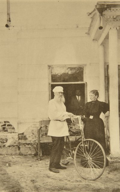 ロシアの作家レオトルストイ、自転車で、ロシア、1890年代 作： Sophia Andreevna Tolstaya