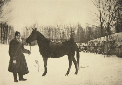 ロシアの作家レオトルストイと馬、ヤスナヤポリアナ、ロシアのトゥーラ近郊、1905年。 作： Sophia Andreevna Tolstaya