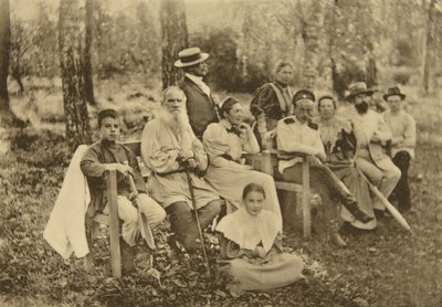 ロシアの作家レオトルストイとゲスト、ヤスナヤポリアナ、ロシアのトゥーラ近郊、1895年。 作： Sophia Andreevna Tolstaya