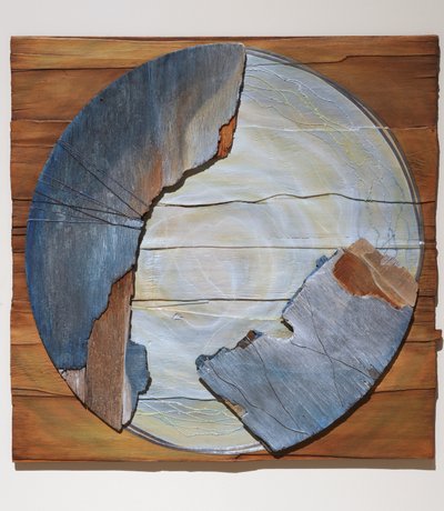 聖母子, 2007 (パネル、ファウンドマテリアル、テキスタイル、虹色のメディウム) 作： Sophie Hacker