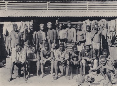 コンパウンド内の様子（モノクロ写真 作： South African Photographer
