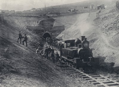 チャールズタウン・トンネルとナタール政府鉄道エンジン（モノクロ写真 作： South African Photographer