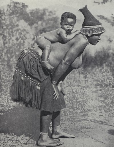 赤ちゃんを背負った女性（南アフリカ）（モノクロ写真 作： South African Photographer