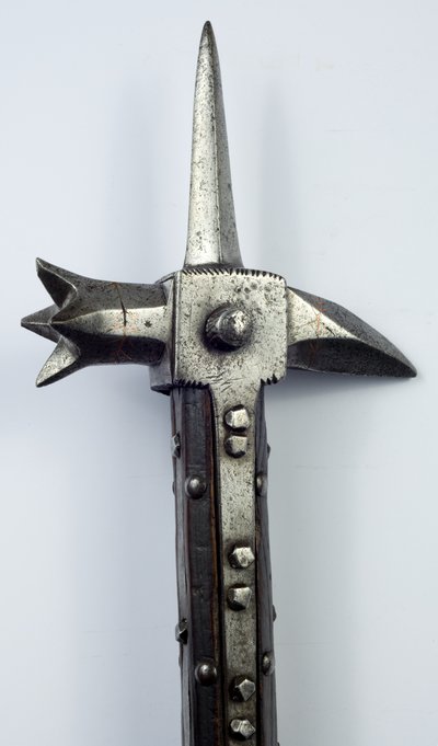 1440年頃のフットコンバット用ウォーハンマー（鉄・木・銅象嵌 作： Southern European