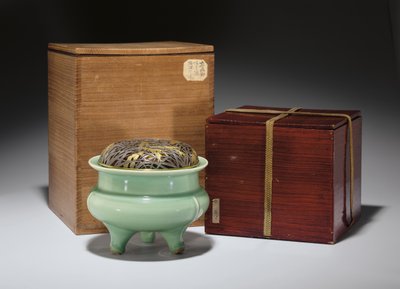 日本の小包金金属カバー（セラミック）を備えた大型の龍泉青磁三脚香炉（349486も参照） 作： Southern Song Dynasty Chinese School