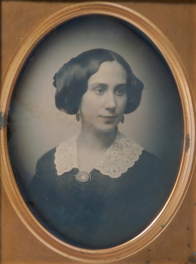 レースの襟とブローチを着た若い女性、1850年代。 作： Southworth and Hawes.