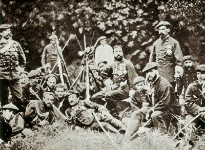 第3次カーリスト戦争（1872-1876）：スペインの王位継承者であるブルボン家のシャルル（1848-1909）（カルロス・マリア・デ・ボルボン・イ・アウストリア・エステまたはシャルル7世）、マドリッド公爵が守備隊に囲まれる。1872-1876年頃の写真 作： Spanish Photographer