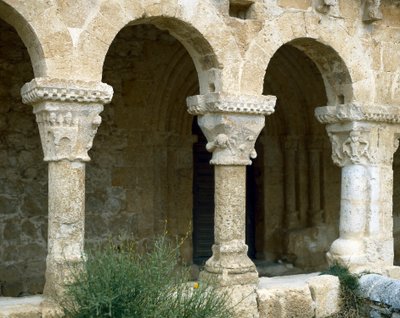 スペイン、サン・エステバン・デ・ゴルマスの聖ミカエル教会、11～12世紀の建築物、アトリウムのアルケイド(写真) 作： Spanish School