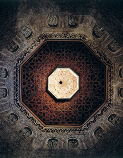 1349年に建てられたスペイン・グラナダのマドラサの天井（写真 作： Spanish School