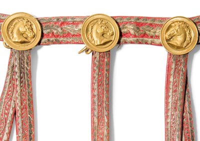 1813年以前のジョセフ・ナポレオン・ボナパルトのサブレタッシュの詳細（刺繍された金細工と金色の真鍮の台紙が付いた赤いモロッコ革） 作： Spanish School