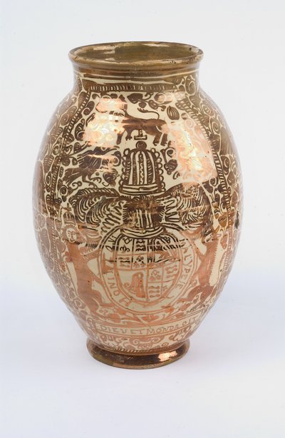 銅の光沢で装飾され、スペインのマニセスにあるスチュアートの紋章が特徴の瓶（陶器） 作： Spanish School