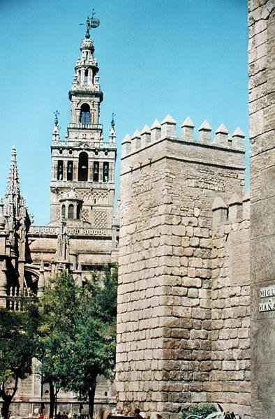 ラヒラルダの塔とレアレスアルカザスの塔の1つのビュー 作： Spanish School