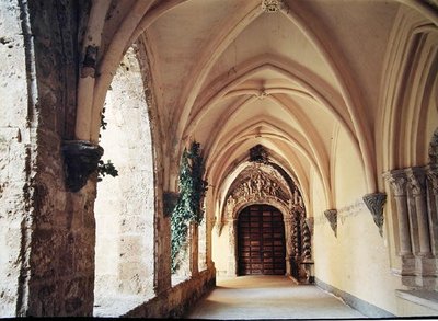 1194年に設立され、1218年に現在の場所に移された修道院の回廊の眺め 作： Spanish School