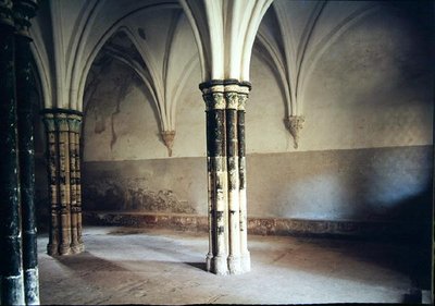 1194年に設立され、1218年に現在の場所に移転した修道院のチャプターハウスの内部の景色 作： Spanish School