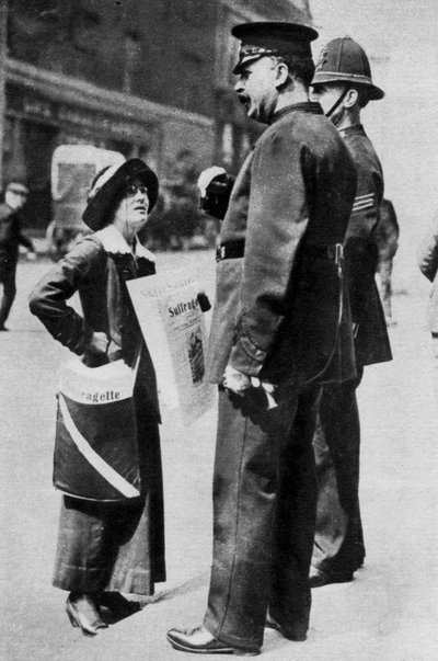 1913年1937年、2人の警官が直面する参政権。 作： Sport and General