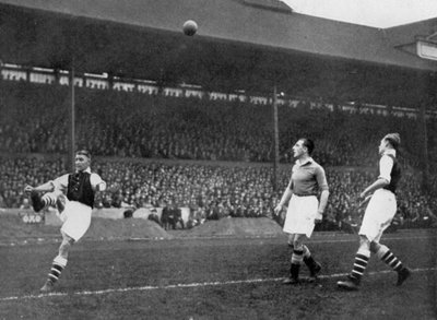 アーセナルvチェルシーでのアクロバットvスタンフォードブリッジ、ロンドン、c1933-c1938 作： Sport and General