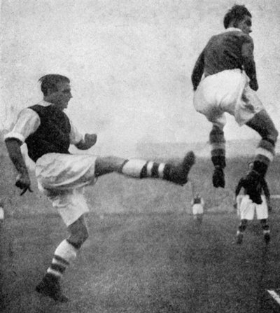 アーセナルvチェルシーサッカーの試合、c1936-c1944のアクション 作： Sport and General