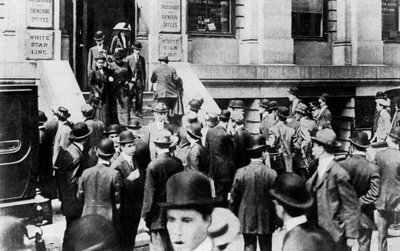 ホワイトスターラインオフィスの外の気になる群衆、1912年1937年 作： Sport and General