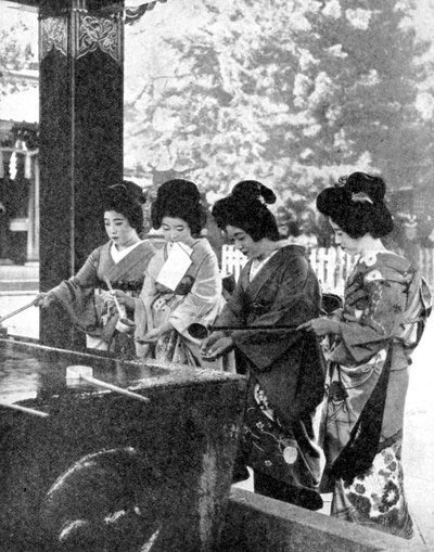 寺院に入る前に日本人女性が手を洗う、1936年。 作： Sport and General
