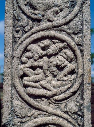 仏教寺院の柱のレリーフ 作： Sri Lankan