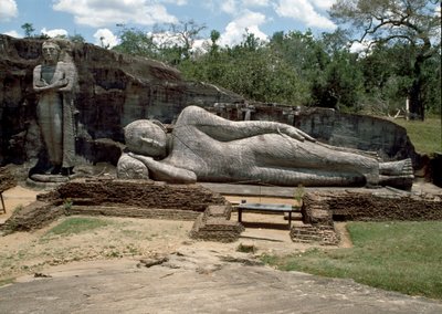 仏陀の極楽浄土を表現した涅槃像（彫刻）、ガル・ヴィハーラ寺院 作： Sri Lankan