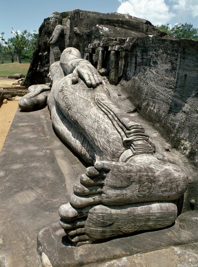 仏陀の極楽浄土を表現した涅槃像、彫刻、ガル・ヴィハーラ寺院 作： Sri Lankan