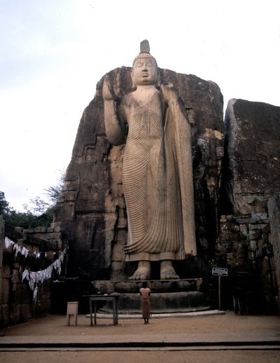 アヴカーナの大仏。スリランカ。5世紀 作： Sri Lankan School