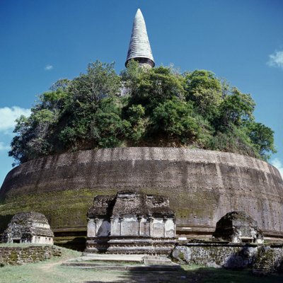 ストゥーパの眺め Rankoth Vehera 作： Sri Lankan School