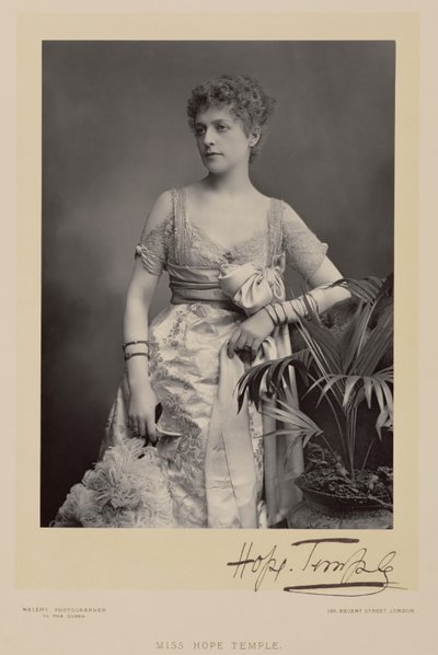 ミスホープ寺院、ポートレート写真 作： Stanislaus Walery