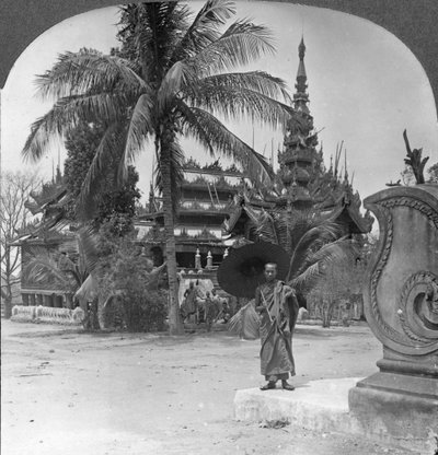 ビルマのマンダレーにある僧侶の家や学校として使用された仏教の僧院、1908年 作： Stereo Travel Co